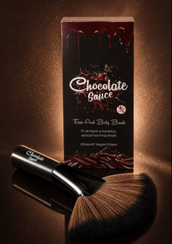  Компактная веерная кисть Chocolate Sauce для нанесения пудры/FACE AND BODY BRUSH ОТ CHOCOLATE SAUCE